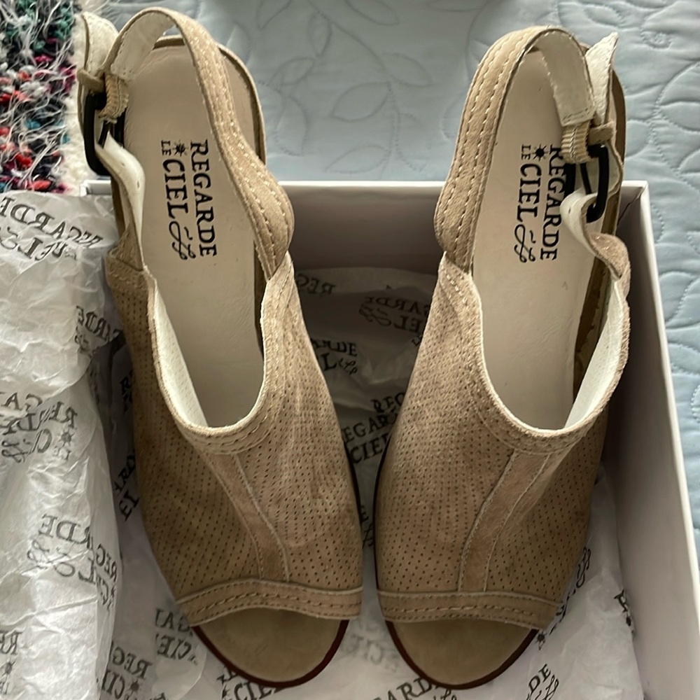 Beautiful, New in Box, white/grey heel.